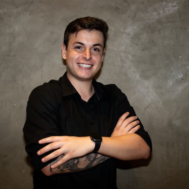 Matheus Curi, CEO da Groow Mídias, foto profissional fundo preto.