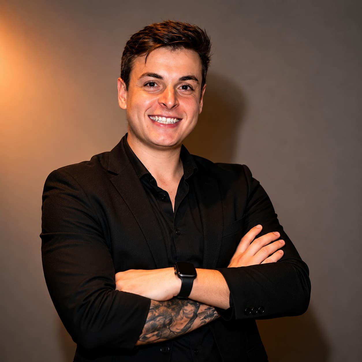 Matheus Curi, CEO da Groow Mídias, foto profissional fundo preto.